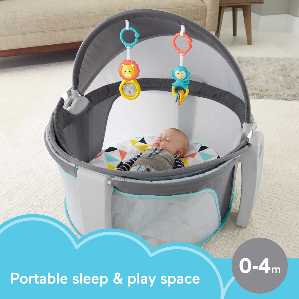 Portable Bassinet and Play Space with Toys E611914